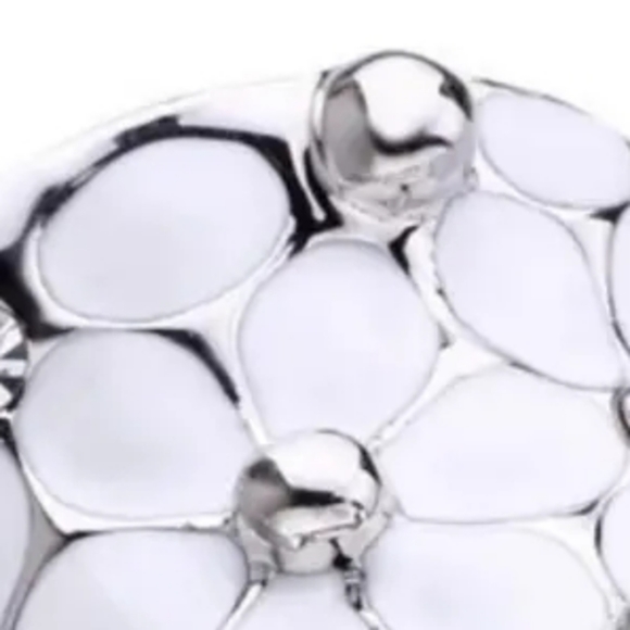 Gorgeous must have fashion Jewelry. Silver white petal ring. Stunning. - Picture 7 of 7